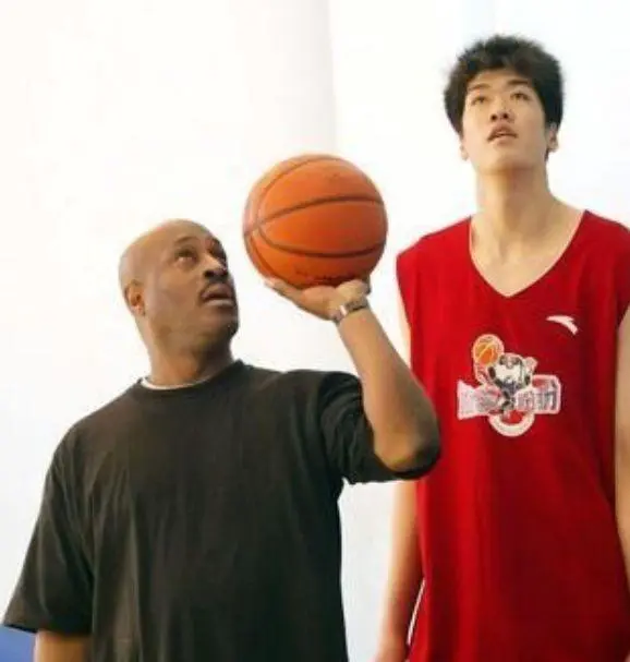 篮球教练如何为不同年龄段的球员制定战术训练方案?_2